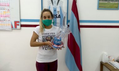 Disfrutan de la torta 105° Aniversario