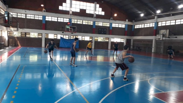 Básquet continúa entrenando en la Sede