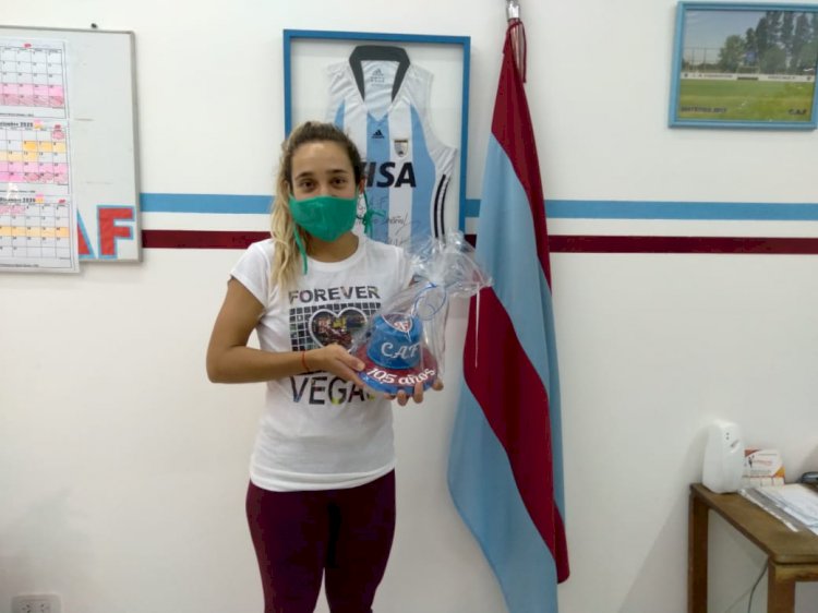 Disfrutan de la torta 105° Aniversario