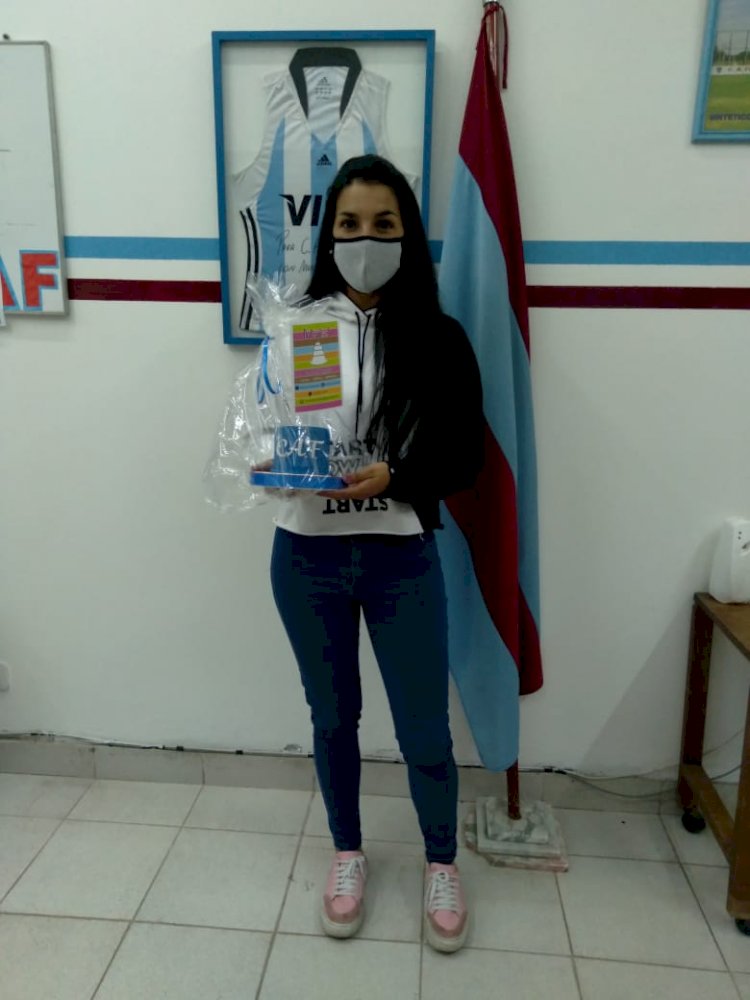 Disfrutan de la torta 105° Aniversario