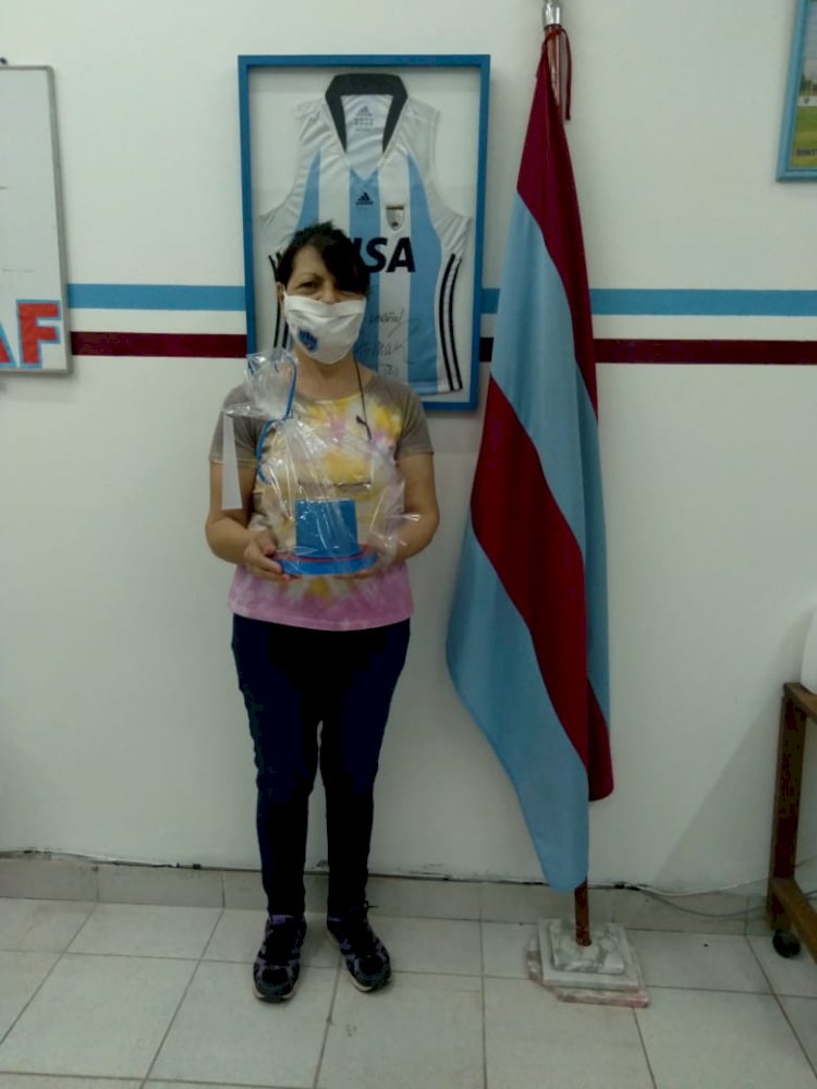 Disfrutan de la torta 105° Aniversario