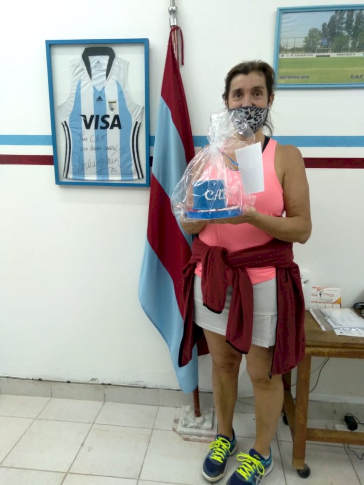 Disfrutan de la torta 105° Aniversario