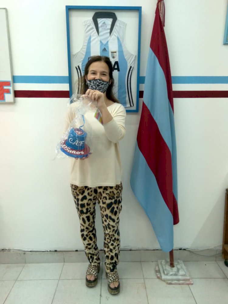 Disfrutan de la torta 105° Aniversario