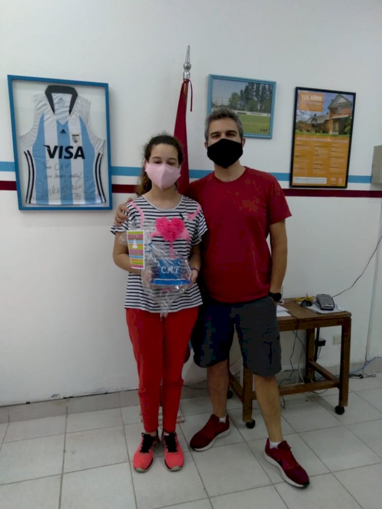 Disfrutan de la torta 105° Aniversario