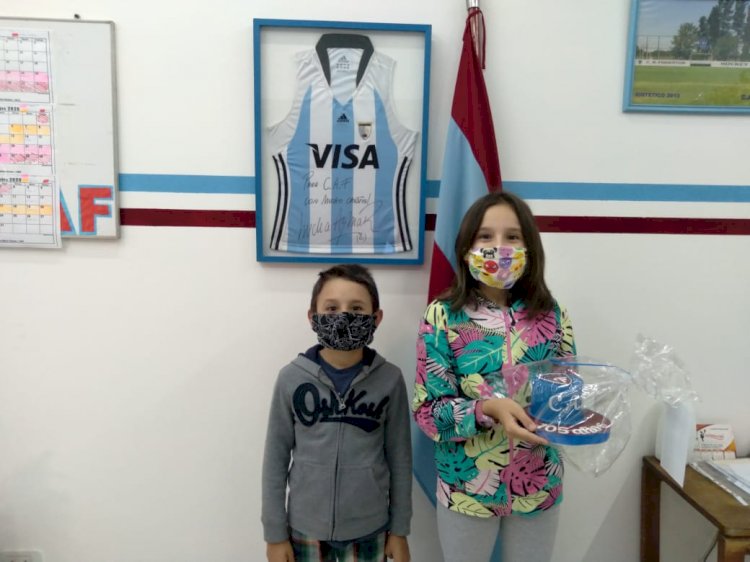 Disfrutan de la torta 105° Aniversario