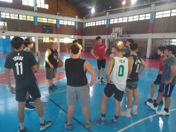 El básquet juvenil afina la puntería