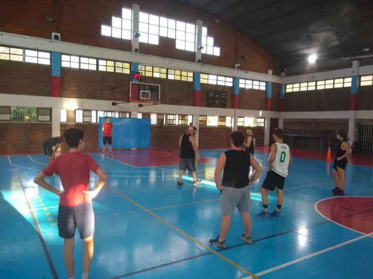 El básquet juvenil afina la puntería