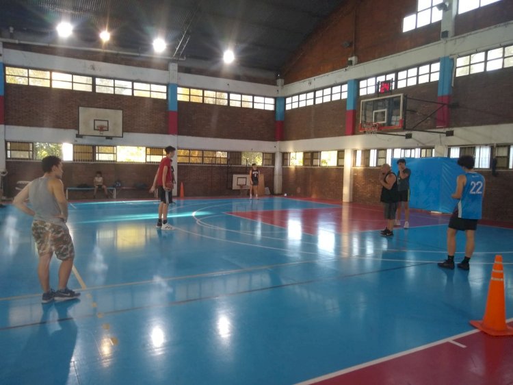 El básquet juvenil afina la puntería